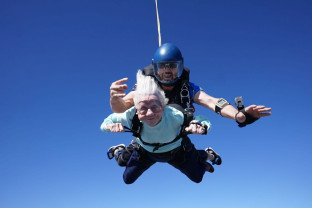 O femeie din Chicago a doborât un record și apoi a murit - A sărit cu parașuta la 104 ani
