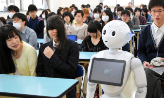 În Japonia, roboții merg la școală să învețe conversaţii mai naturale - Şcoala umorului pentru roboţi