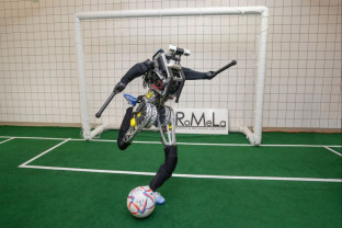 Artemis, un robot umanoid care joacă fotbal - Pregătit să intre pe teren