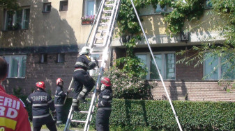 A rămas blocată în apartament după ce a închis accidental uşa - Fetiţă salvată de pompieri