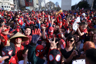 Tentativă de doborâre a unui record mondial în Argentina - Nebunie cu Spiderman