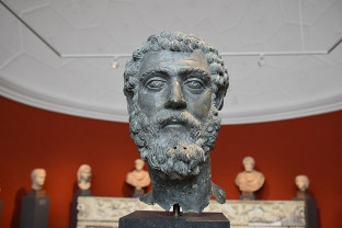 Un monument roman antic a ajuns obiect de dispută internaţională - Statuia îşi caută capul