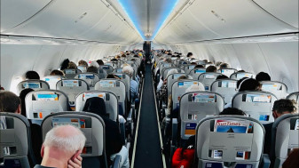 Avion cu pasageri britanici, lăsat fără alcool în 25 de minute - Turiştii „sugativă”