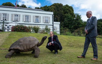 Prințul Edward a întâlnit o țestoasă din vremea reginei Victoria - Are 192 de ani!