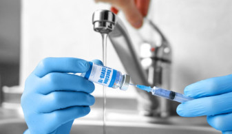 100.000 euro mită pentru vaccinare la chiuvetă, într-un cabinet medical