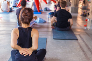 Putem participa la sesiuni de yoga dacă avem probleme cu spatele?
