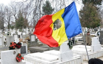 Ceremonie militară în Cimitirul Municipal - Ziua Victoriei Revoluției Române și a Libertății