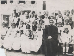 80 de ani de la prima Sfântă Împărtășanie - Miorița Săteanu, alături de Episcopul Ioan Suciu