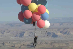 A zburat deasupra deşertului Arizona la 7.500 metri altitudine - Suspendat de baloane colorate