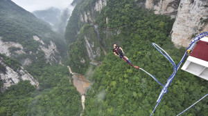 China. Sărituri de pe „cel mai înalt pod din lume”