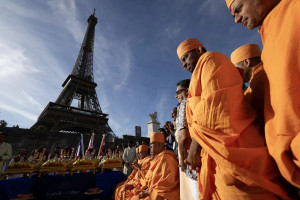Personalul feminin, retras la cererea unui grup hindus - Grevă la turnul Eiffel