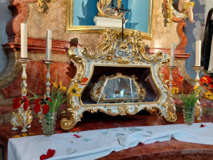 Republica Cehă. Craniul unei sfinte medievale  - Sustras dintr-o biserică
