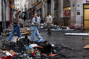 Magazine și farmacii devastate și jefuite, antreprenori puși la pământ - Jale în Parisul devastat
