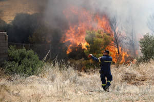 Autoritățile și locuitorii evaluează amploarea pagubelor - Incendii în apropiere de Atena