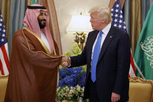 Trump ar fi suspendat escortarea navelor în Strâmtoarea Ormuz după o discuția telefonică - Reacția furioasă a Riadului