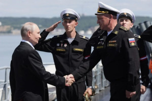 Vladimir Putin acuză NATO de crearea unor tensiuni în regiunea arctică - Psihoză la Kremlin