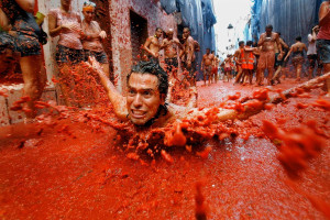La Tomatina: 22.000 de participanți au transformat un oraș spaniol într-un câmp de luptă - Au curs râuri roșii de... suc!