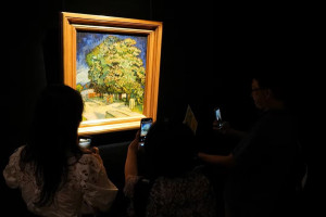 Hong Kong. Sute de persoane stau la coadă pentru un tablou de Van Gogh - Ținut la secret 60 de ani