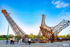 O sculptură prezentată la festivalul Burning Man, scoasă la licitație - Turnul Eiffel „distrus''