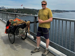 Exploratorul Karl Bushby a sosit în Anglia după ce a călătorit pe jos în jurul lumii - 28 de ani per pedes