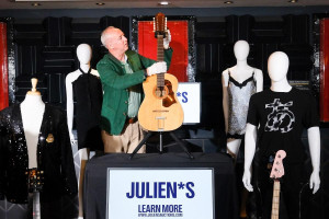 O chitară a lui John Lennon găsită într-un pod  - Stabileşte un record mondial