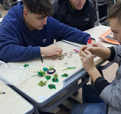 Beiuș – Colegiul Tehnic „Ioan Ciordaș”, locul unde ești de ajutor cumpărând un mărțișor!