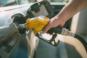 Federația Transportatorilor solicită - Plafonarea adaosurilor la carburanți