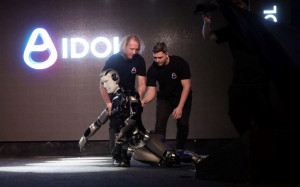 Primul robot umanoid cu inteligență artificială construit de ruși, a căzut pe scenă