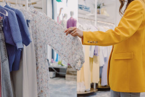Șase din zece români au ales haine și încălțăminte second-hand în ultimul an - Prea săraci pentru lucruri noi?!