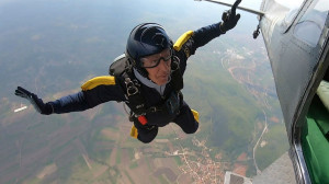 Rețeta celui mai bătrân parașutist activ din Europa pentru menținerea în formă - O conştiinţă curată