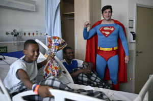 O sosie a lui Superman, vizitează spitale şi şcoli în Brazilia - Transmite un mesaj de speranţă