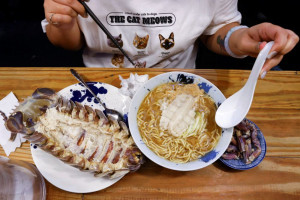 Un restaurant din Taipei pregătește un meniu extravagant pentru clienții aventuroși - Tăiței uriași cu isopod